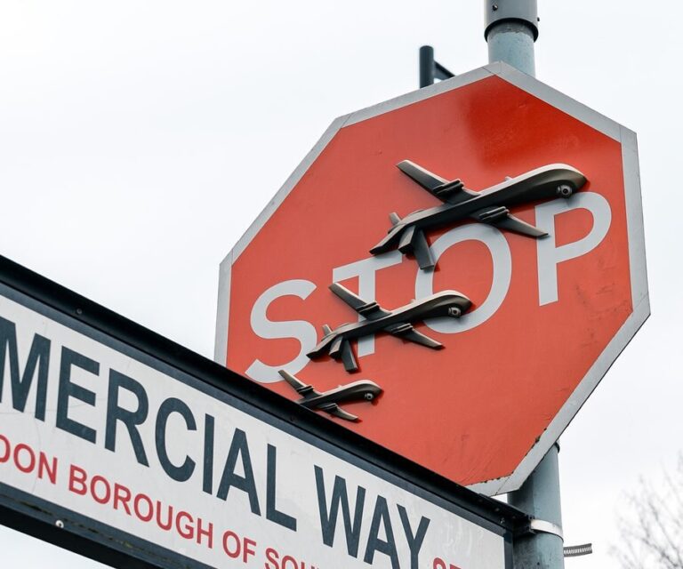 У Лондоні викрали нову антивоєнну роботу Бенксі