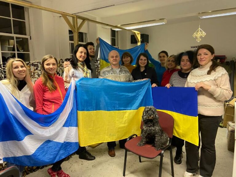 Сітка за сіткою. У Шотландії плетуть маскувальні сітки для українських військових (фото)