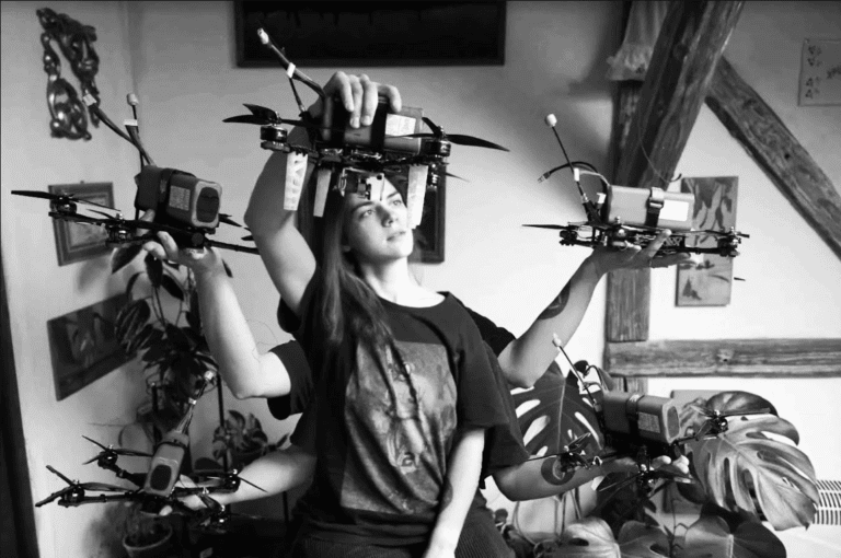 Головні замовники – батько і брати: ювелірна майстриня власноруч збирає FPV-дрони