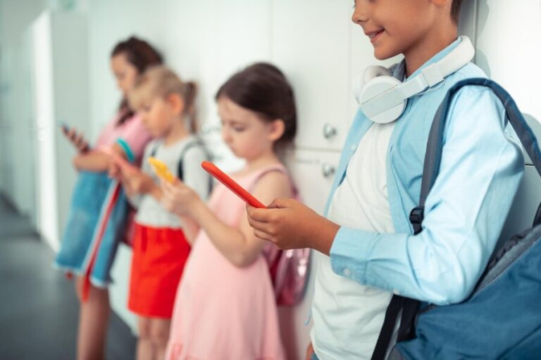 Заборона користуватись мобільними телефонами у школах Англії: що відомо