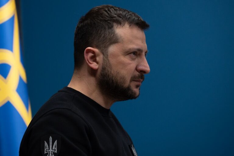 “Ми змушуємо РФ відчути війну”: головне з інтерв’ю Зеленського для The Guardian