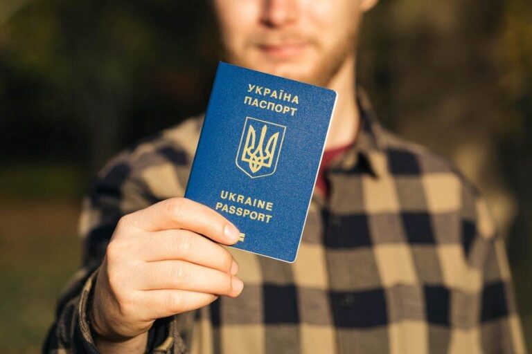 Залишать без паспортів? Що Кабмін готує для ухилянтів за кордоном