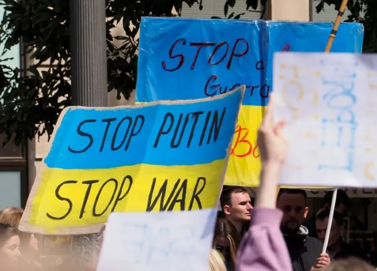 Побєдобєсіє у Вашингтоні: українці вийшли проти “Безсмертного полку”
