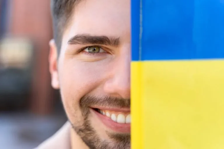 Чи можуть чоловіки в 22 роки виїжджати з України: коментар адвоката