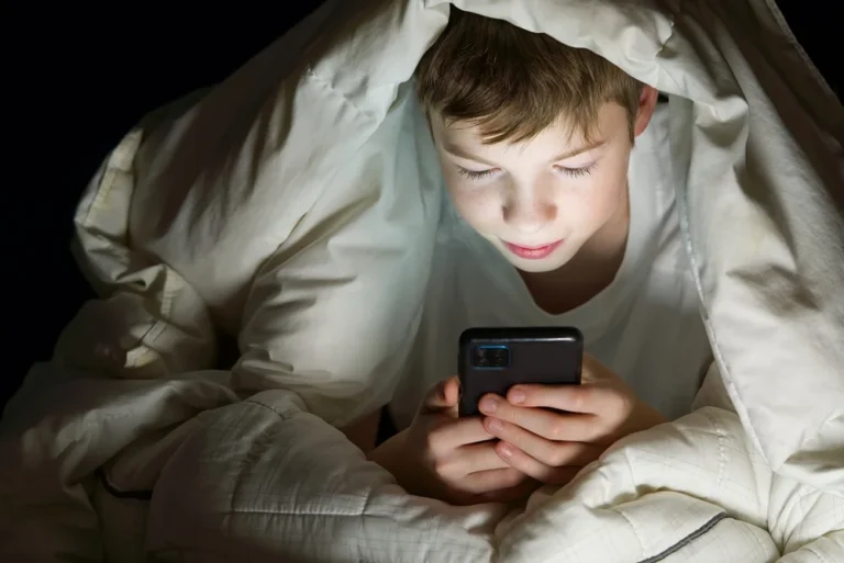 Не лише TikTok: Британія хоче заборонити соцмережі дітям до 16 років