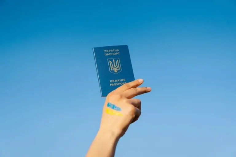 У Лондоні запустили живу чергу на оформлення українських паспортів