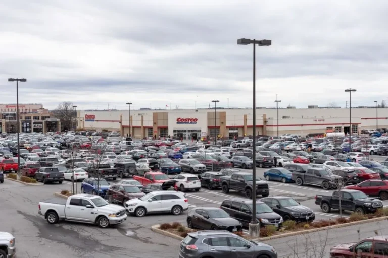 Від Costco до Walmart: де вигідно купувати в Канаді