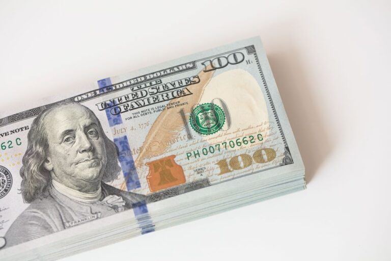 Скільки коштує година праці в Україні, ЄС та США: нове порівняння зарплат