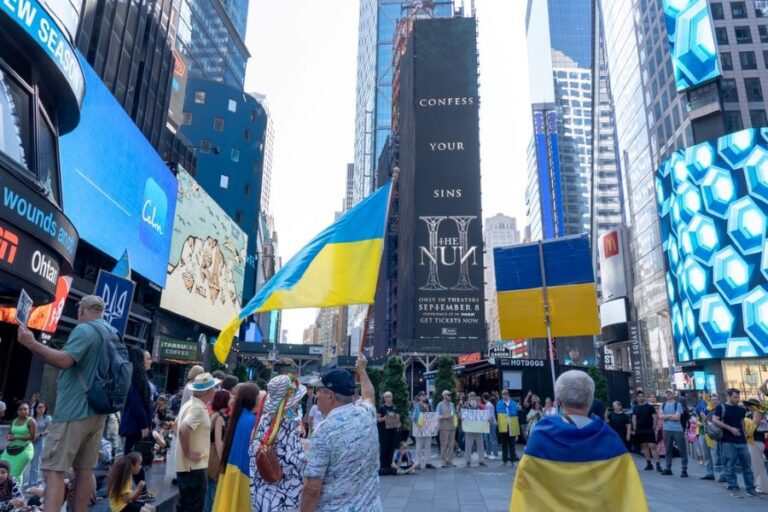 За кордоном у 2026 році живуть 5,6 млн українців: скільки з них не повернуться