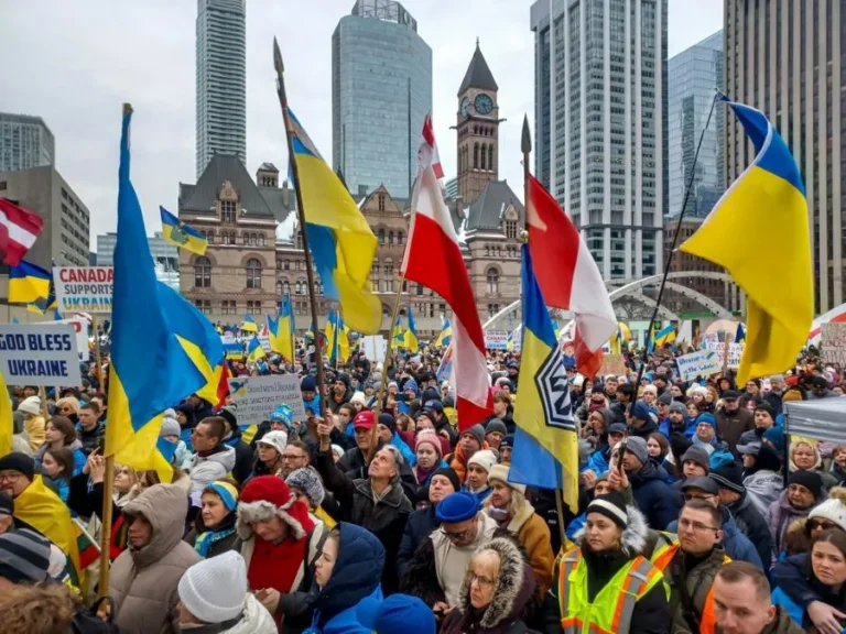 Чи дадуть постійний статус українцям у Канаді: уряд відповів на петицію
