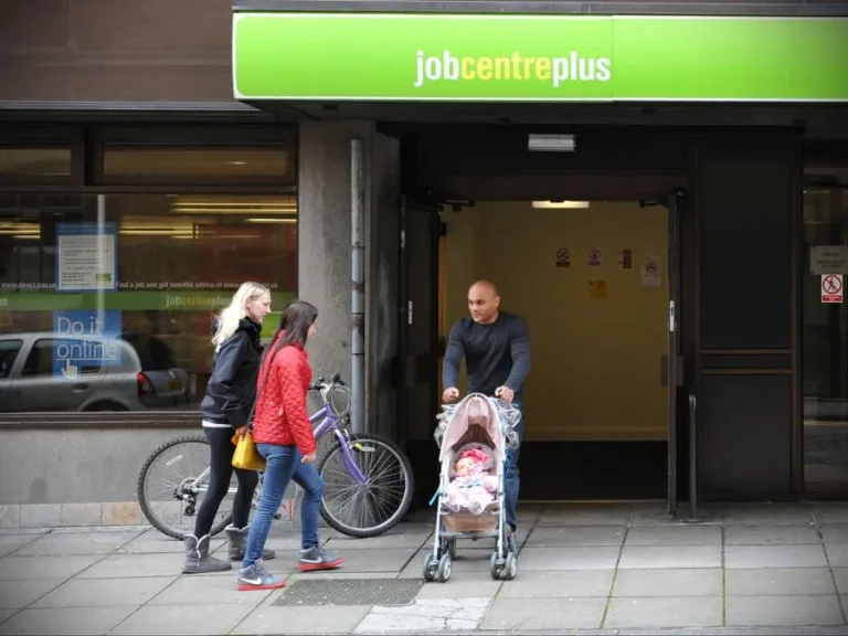 Скорочення Universal Credit у Британії: хто втратить виплати з квітня 2026 року